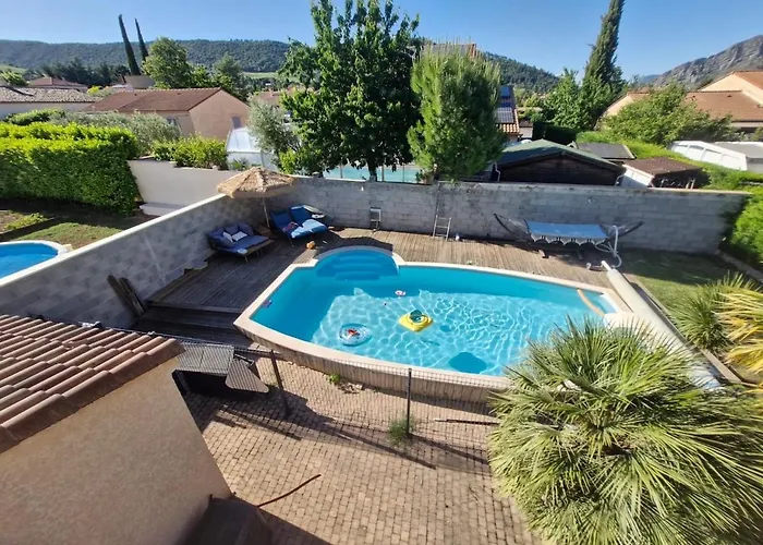 Beautiful With Pool In Provence 시스트롱